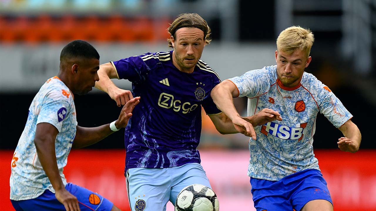 Voetbalwedstrijd, spelers vechten om bal