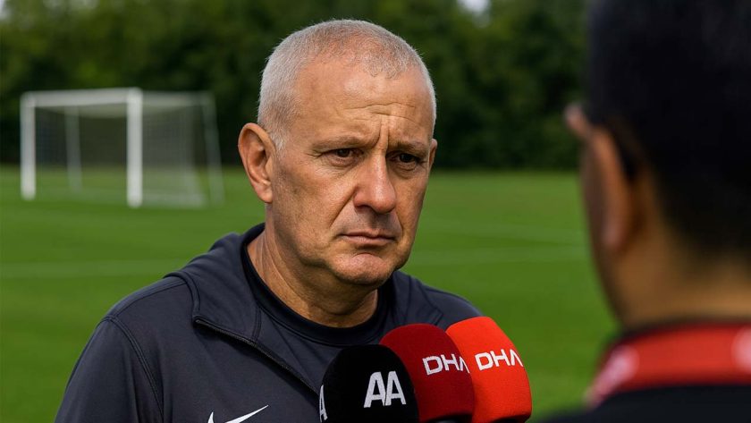 Persconferentie op voetbalveld
